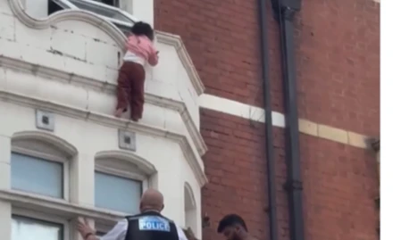Momente de tensiune în Londra: O fetiță agățată de pervazul unei clădiri a fost salvată în ultima secundă de un polițist și un trecător - VIDEO