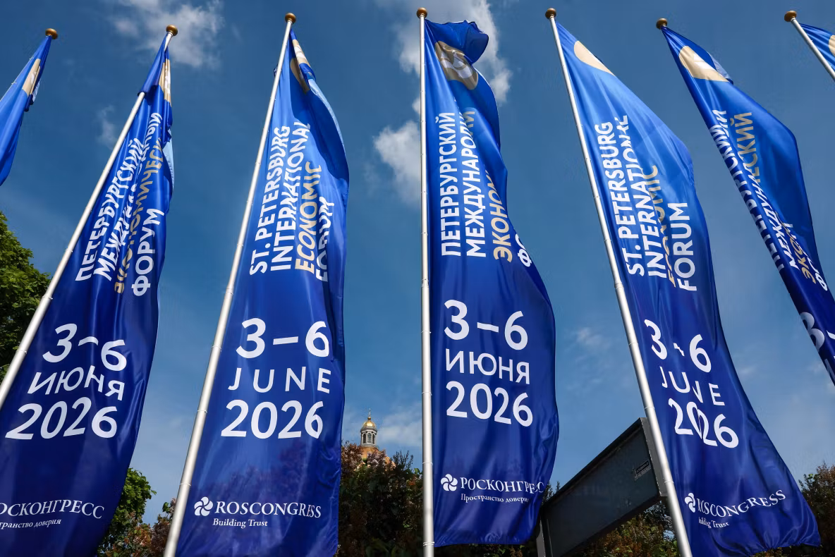 Forumul economic de la Sankt Petersburg începe astăzi. Printre participanți, și frații Tate