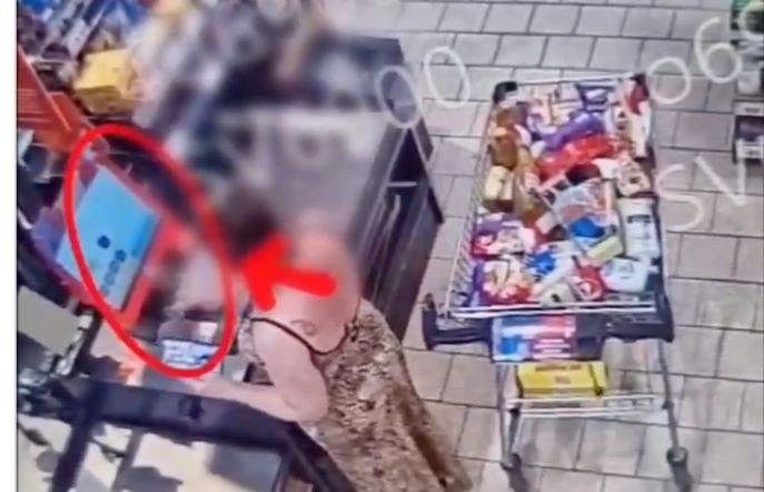 Tânără - reținută după ce a încercat să plece dintr-un supermarket cu produse de aproape 3.000 de lei fără să le plătească