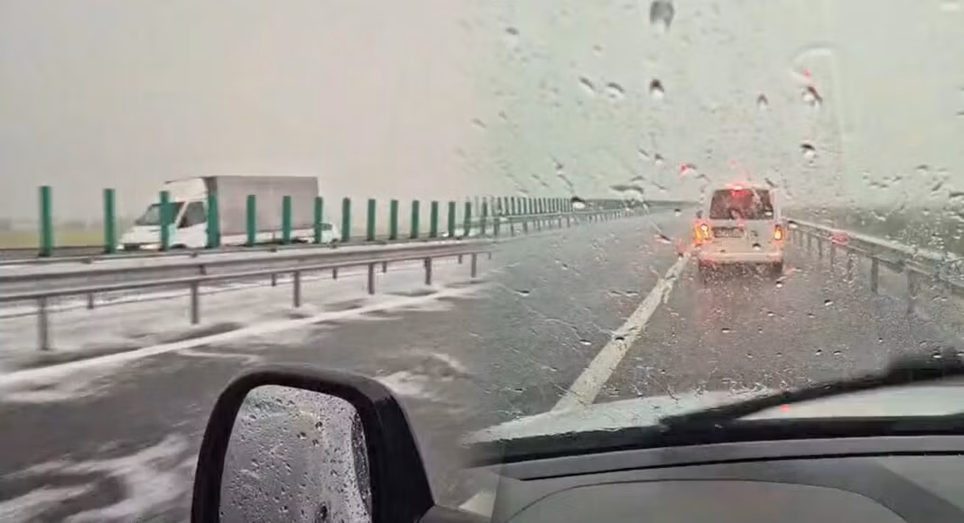 Furtuni violente lovesc România: Cod portocaliu de averse, grindină pe autostrada Buzău – Ploiești  |VIDEO