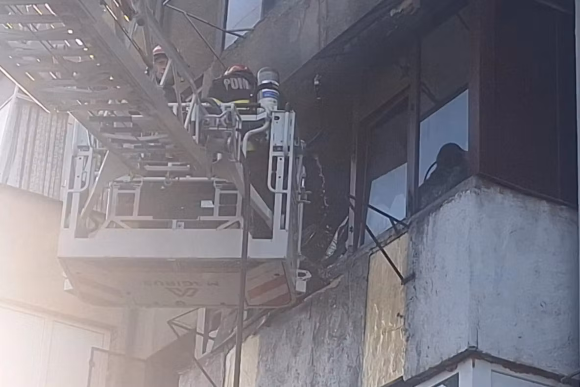Incendiu într-un bloc din Slatina. O femeie a suferit mai multe arsuri pe mâini, iar 20 de persoane au fost evacuate