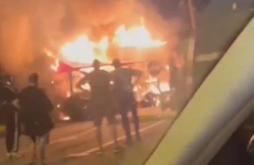 Incendiu violent în Pitești. Pompierii intervin de urgențăa