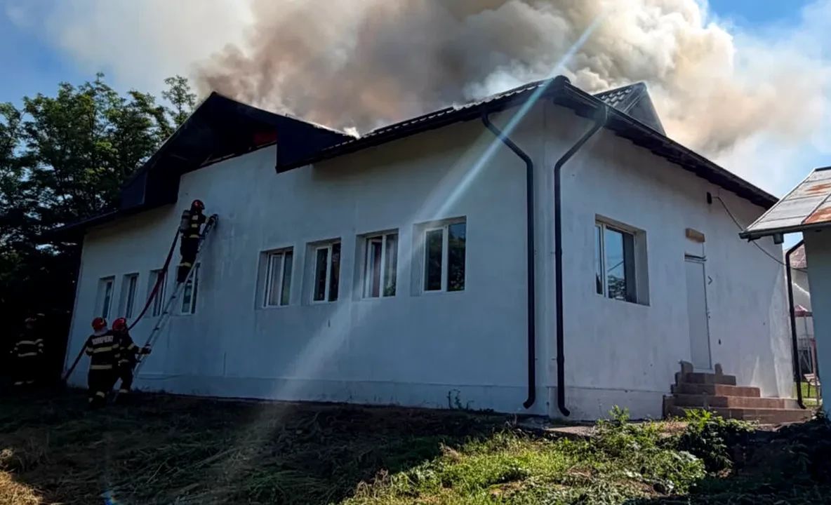 Acoperișul unei grădinițe din Prahova a luat foc. 29 de copii au fost evacuați