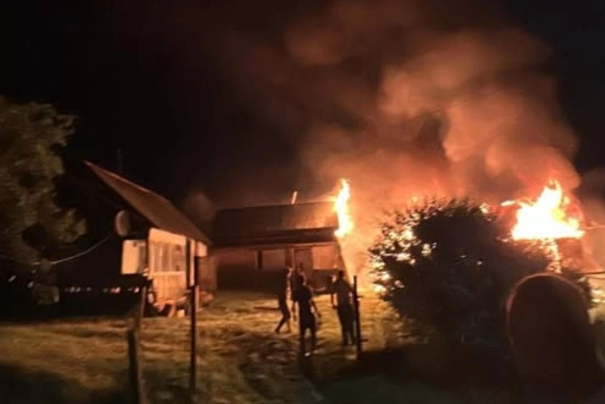 Incendiu de proporții într-o gospodărie din județul Suceava. O adolescentă de 15 ani a fost găsită carbonizată-FOTO/VIDEO