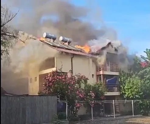 Incendiu la o pensiune din Costinești. Flăcările au cuprins 150 de metri pătrați. Pompierii, prezenți la fața locului