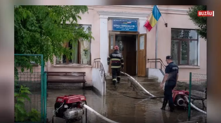 Imaginile dezastrului: comune măturate de viituri