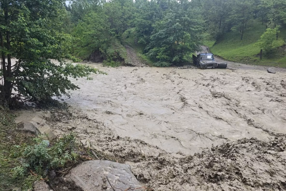 Inundații devastatoare în județul Prahova. Sute de oameni izolați, puhoaiele au rupt drumuri și podețe – VIDEO