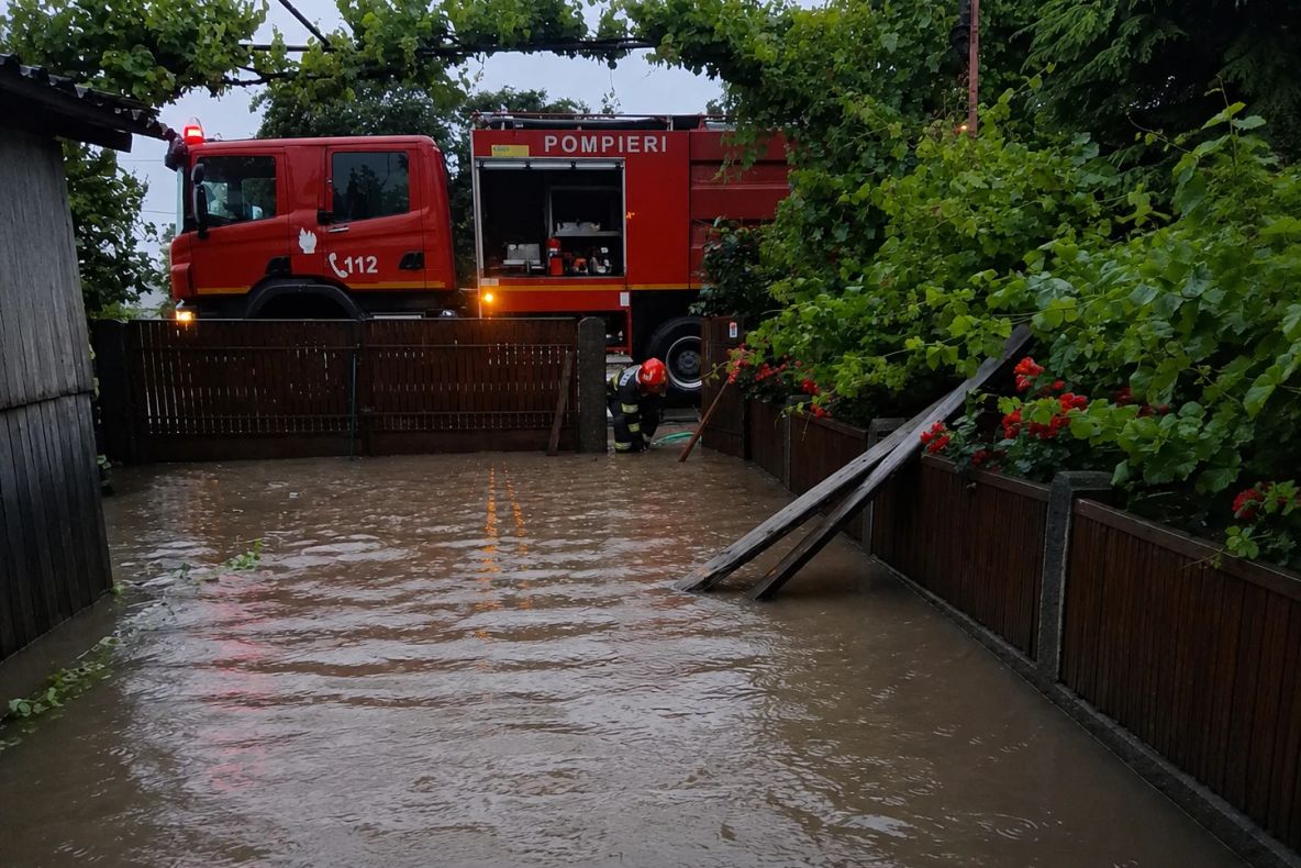 Ploile torențiale au provocat inundații în două localități din județul Giurgiu- FOTO