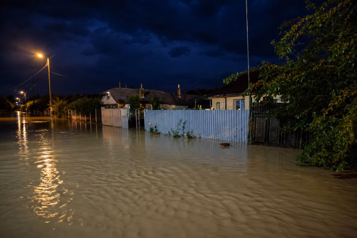 Zeci de persoane evacuate din localitatea Bogza județul Vrancea, după ce gospodăriile le-au fost inundate