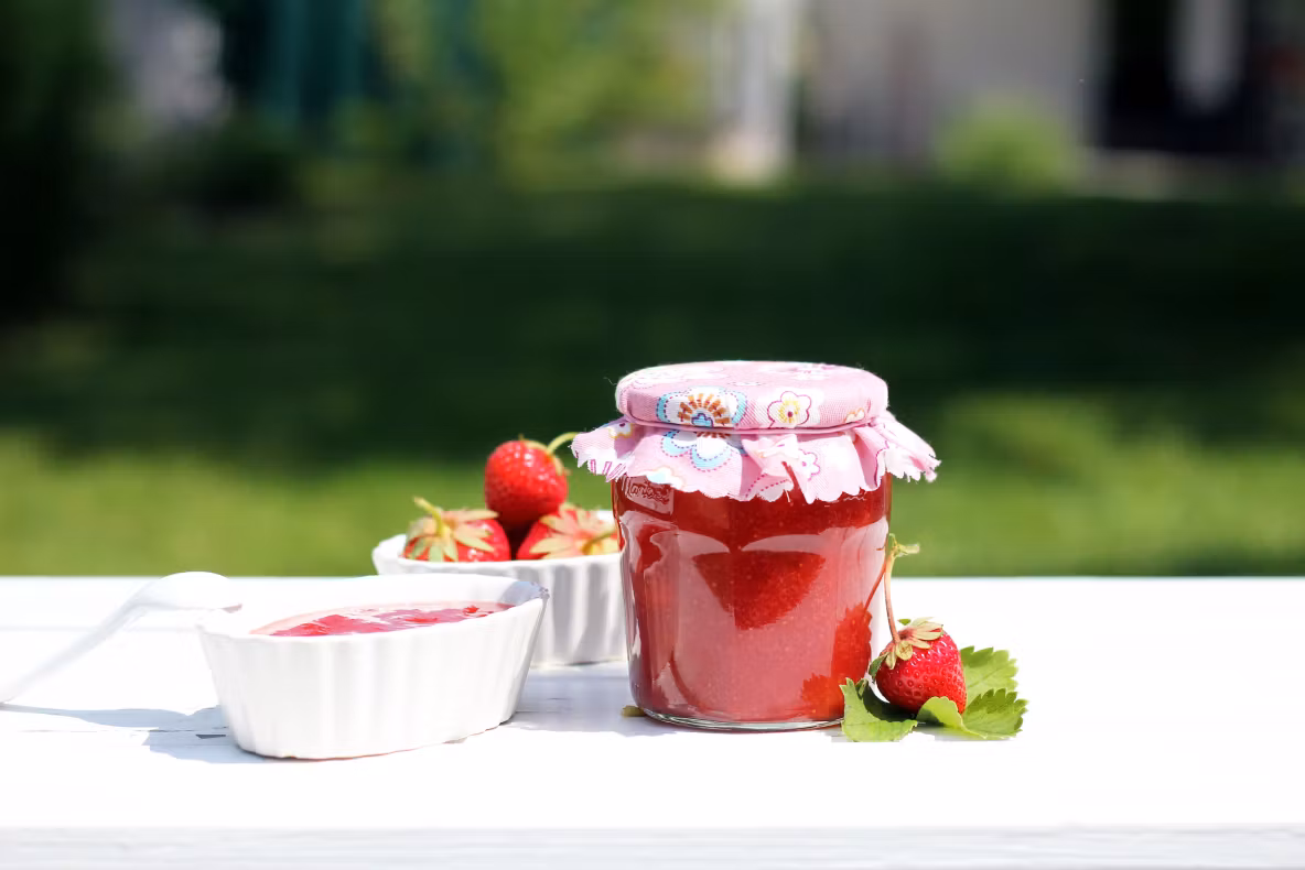 Jeleu de căpșuni la borcan. Rețeta perfectă pentru un desert aromat și o glazură delicioasă