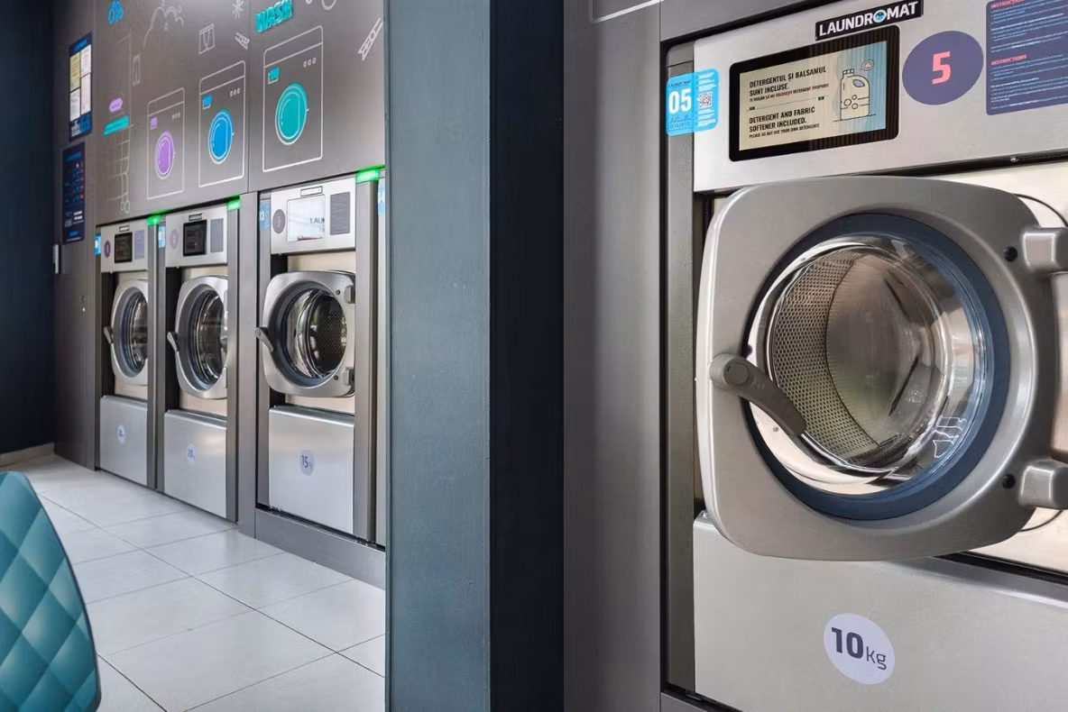 Laundromat vs. mașina de spălat de acasă: De ce românii încep să prefere spălătoriile self-service?