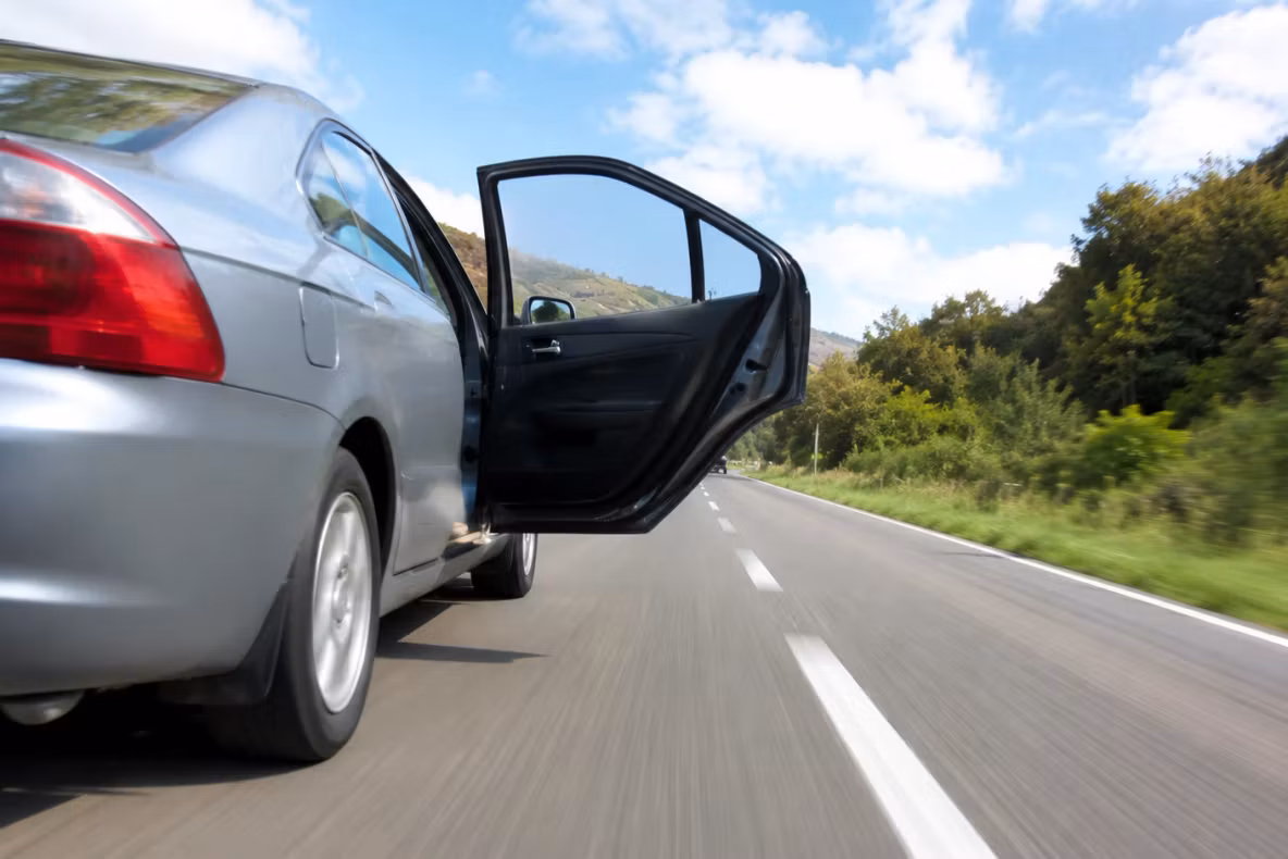 A sărit din mașina în mers și a murit lovit de două autoturisme. Scene de groază pe litoral