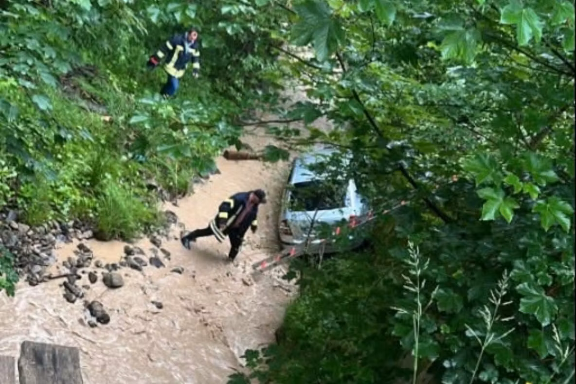 Incident grav în județul Suceava. Mașină răsturnată în albia pârâului Dobra, la volan se afla o femeie fără permis