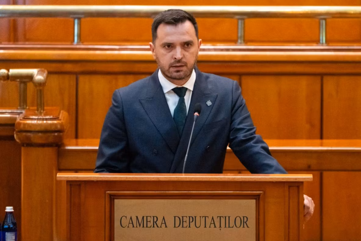 Mihai Enache, liderul deputaților AUR: „PSD, PNL, USR și UDMR au respins introducerea pe ordinea de zi a proiectelor privind reducerea numărului de parlamentari, transparentizarea finanțării ONG-urilor, alegerea primarilor în două tururi și măsuri pentru