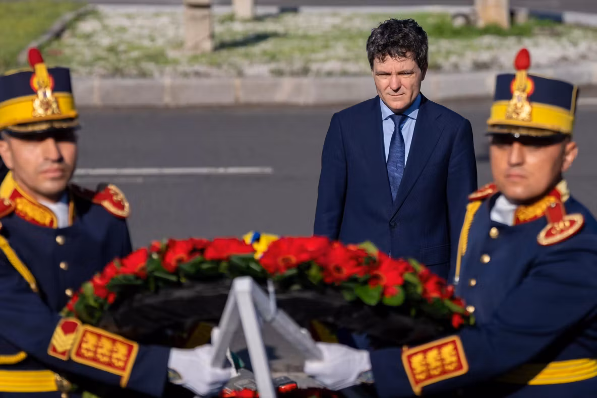 Nicușor Dan depune o coroană de flori în memoria victimelor Mineriadei. Ceremonie simbolică după instituirea unei noi zile naționale