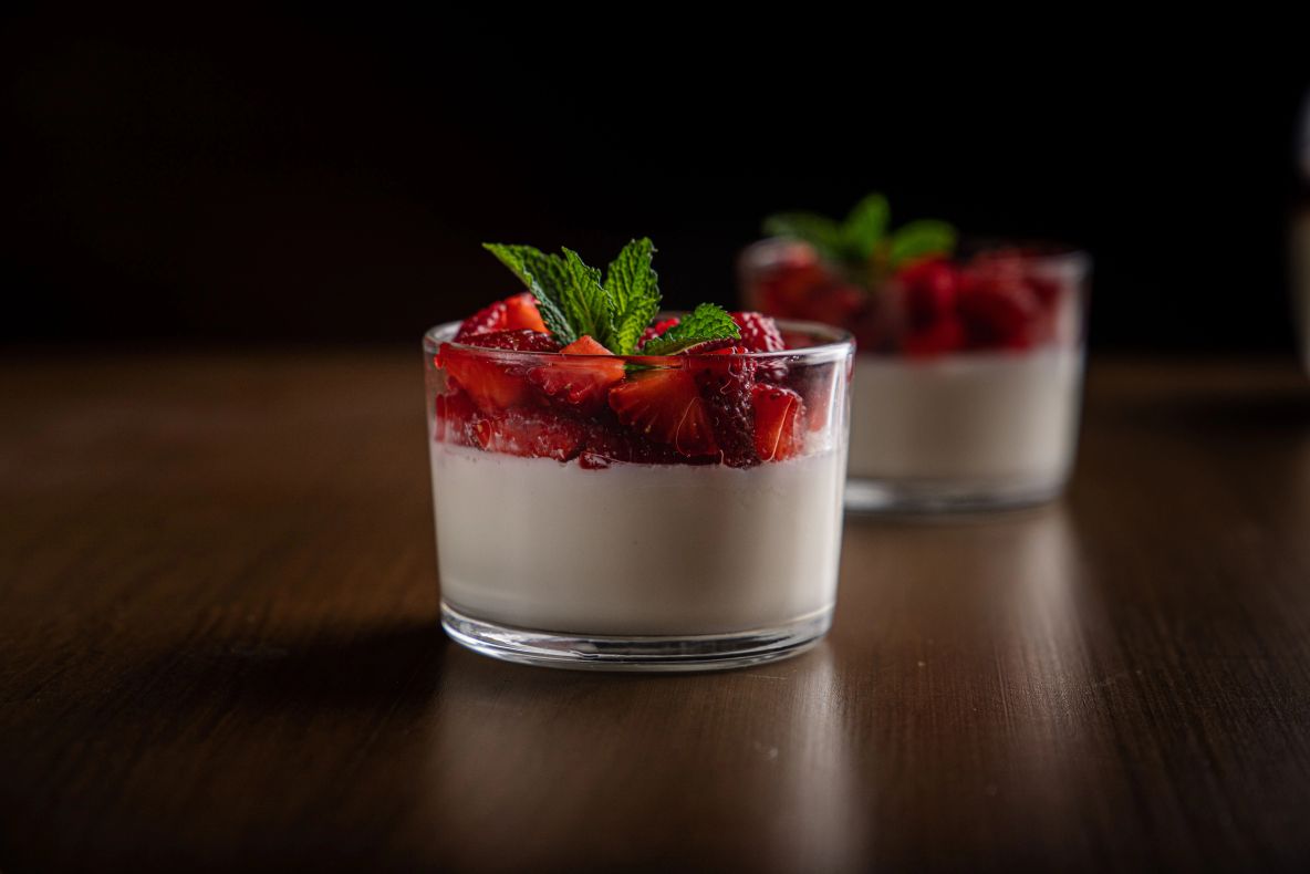 Cel mai bun desert fără coacere și de sezon: Panna Cotta de căpșuni