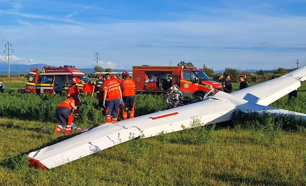 Planor aterizat forțat în Argeș. Un bărbat de 71 de ani a fost preluat de echipajele de intervenție