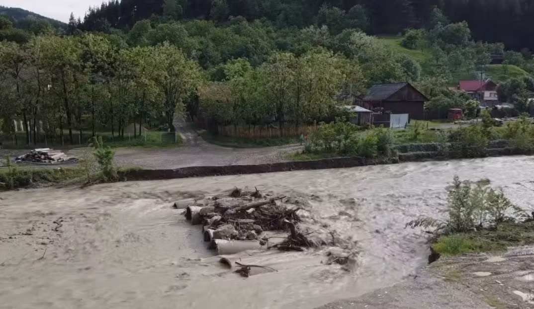 Rupere de nori în țară. Curți inundate și poduri rupte de viitura de cod roșu - VIDEO