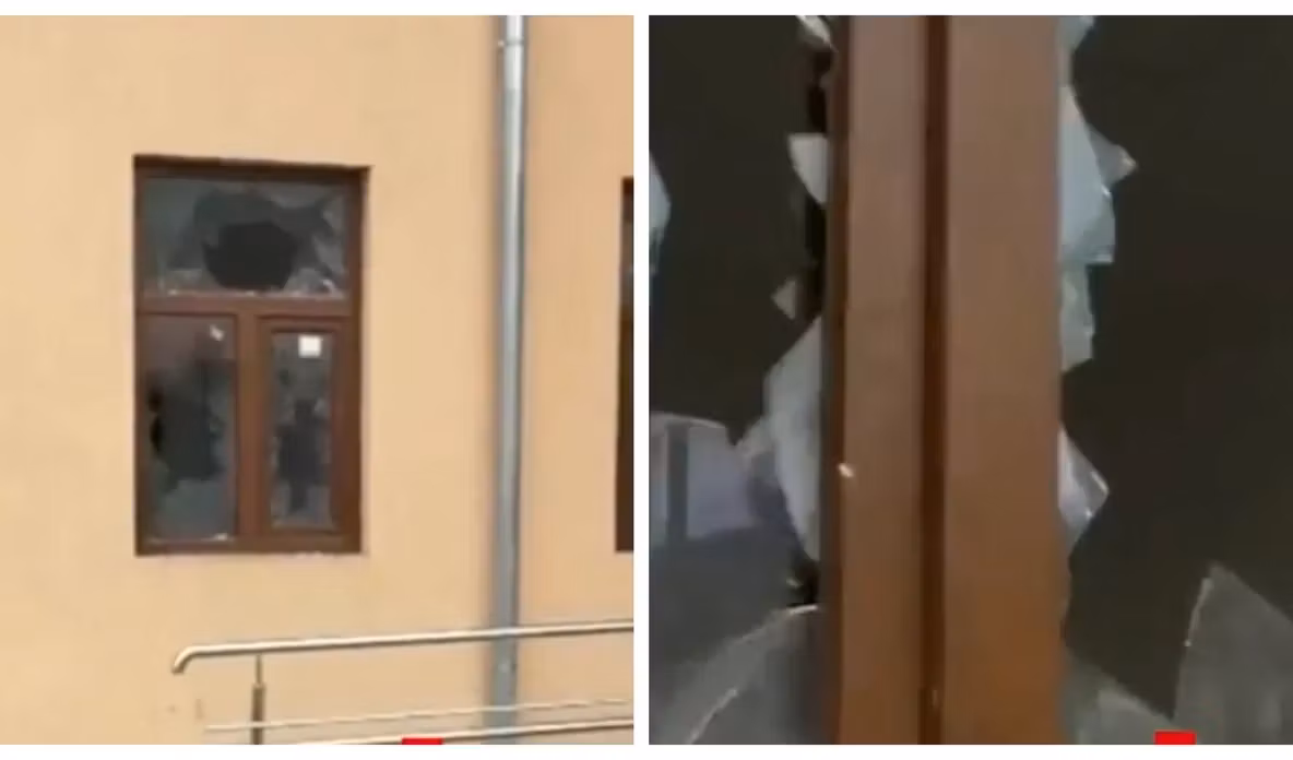 Scene de vandalism la o primărie din Caraș-Severin. Un bărbat a distrus 80 de geamuri și uși ale clădirii aflate în renovare