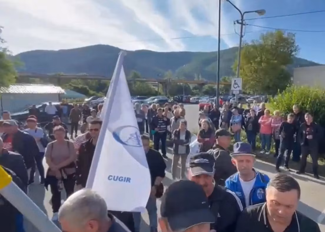 GREVĂ GENERALĂ la Fabrica de Arme din Cugir: angajații sunt neplătiți din decembrie VIDEO 