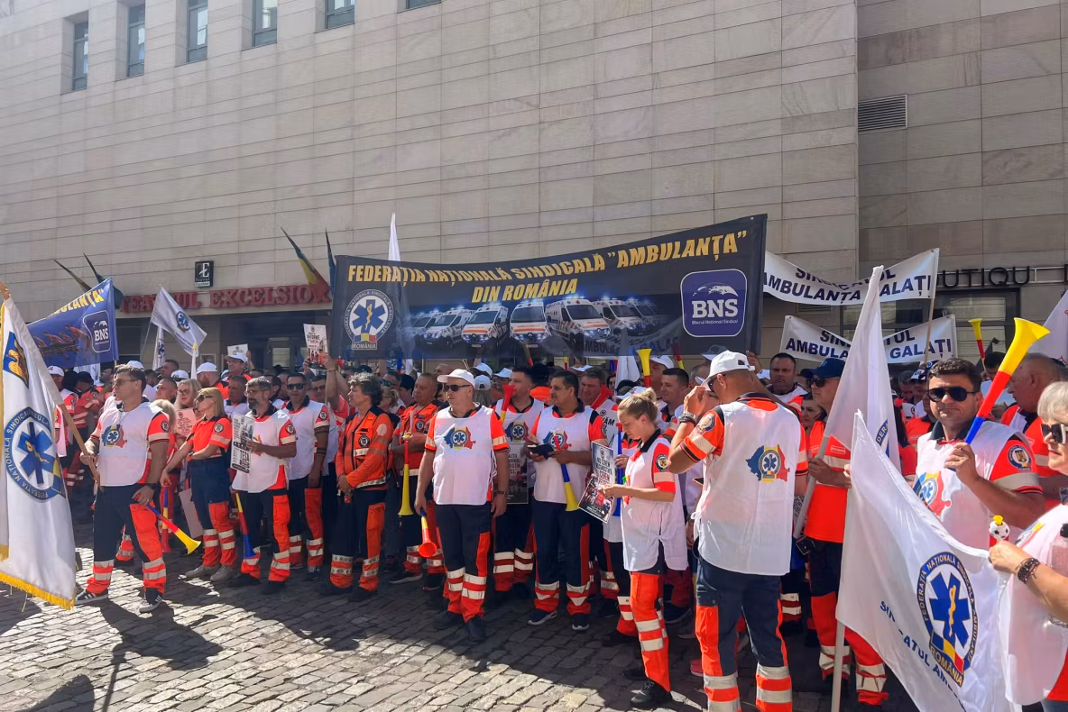 Protest masiv în fața Ministerului Sănătății. Angajații din sistem au ieșit în stradă din cauza legii salarizării