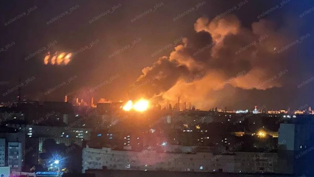 Ucraina intensifică atacurile asupra infrastructurii energetice ruse. Incendii la un terminal portuar și la o instalație petrolieră din Volgograd