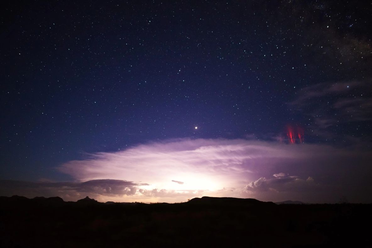 Fenomen atmosferic spectaculos, surprins deasupra Tibetului: imagini rare cu "sprite-uri roșii"