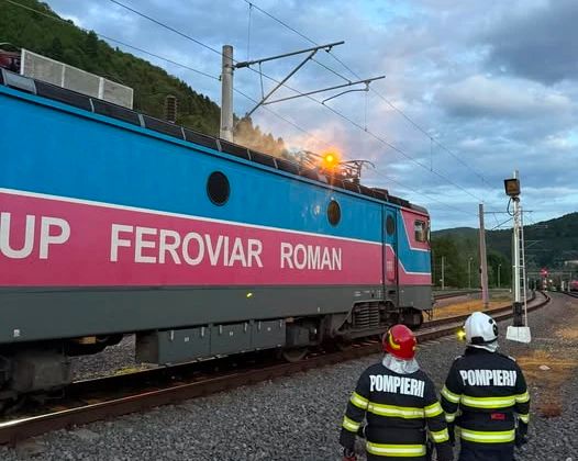 Incendiu la o locomotivă în Gara Sinaia. Trenul transporta motorină, intervenție de urgență a pompierilor