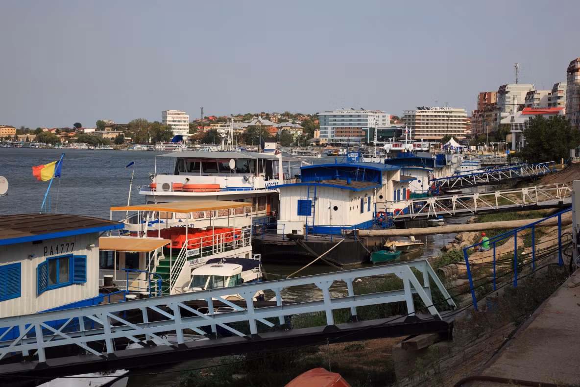 Accident naval la Tulcea: o navă a lovit pontonul de acostare. Transportul călătorilor pe ruta Tulcea–Tudor Vladimirescu, oprită