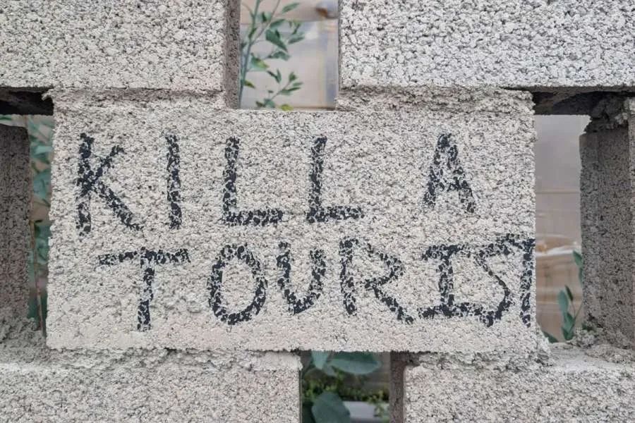 Localnicii dintr-o destinație europeană iubită de români au pornit „vânătoarea” de turiști. „Omoară un turist” apare scris pe ziduri