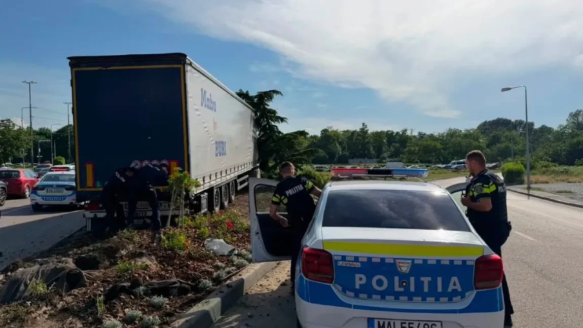 Carambol în Constanța: Un TIR din Bihor a spulberat mai multe mașini și un autobuz într-o intersecție VIDEO/FOTO