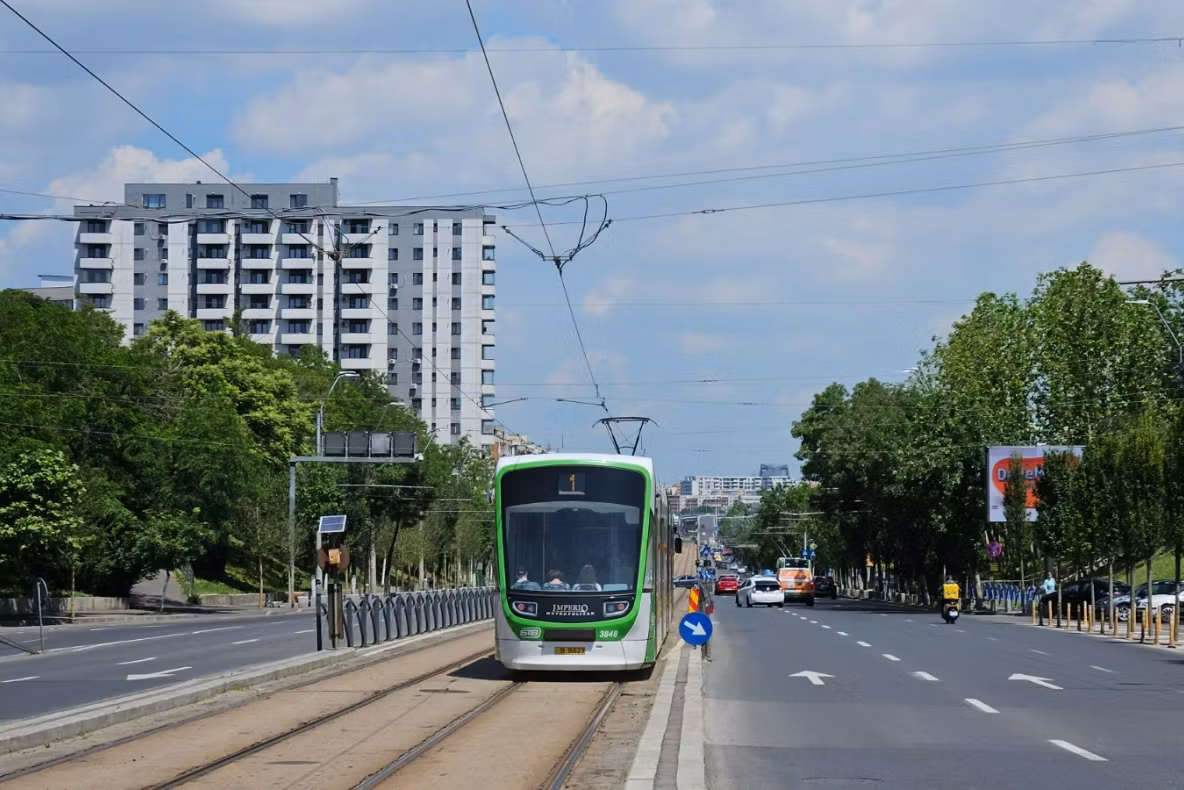 Încep lucrările la scuarul central al Căii Văcărești. Peste 300 de arbori vor transforma artera într-un coridor verde și vor reduce poluarea, zgomotul și disconfortul termic