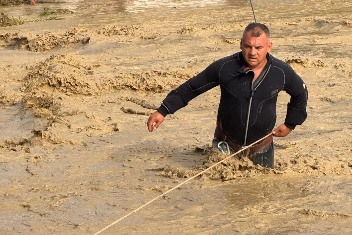 Prăpăd în Vrancea. Viiturile au măturat totul, oameni luați pe sus de ape. Pompierii militari intervin în forță - FOTO