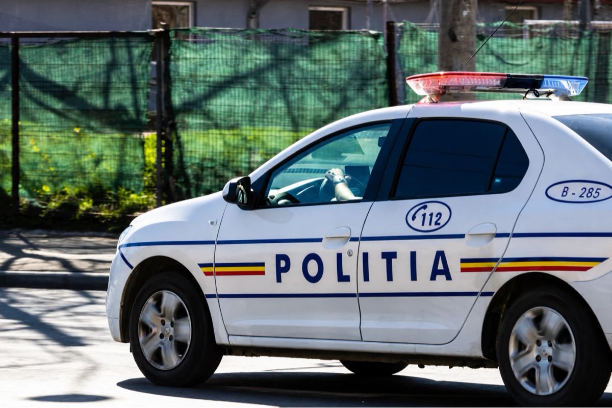 Accident în Piața Operei din București. O mașină s-a răsturnat, iar un pasager a ajuns la spital