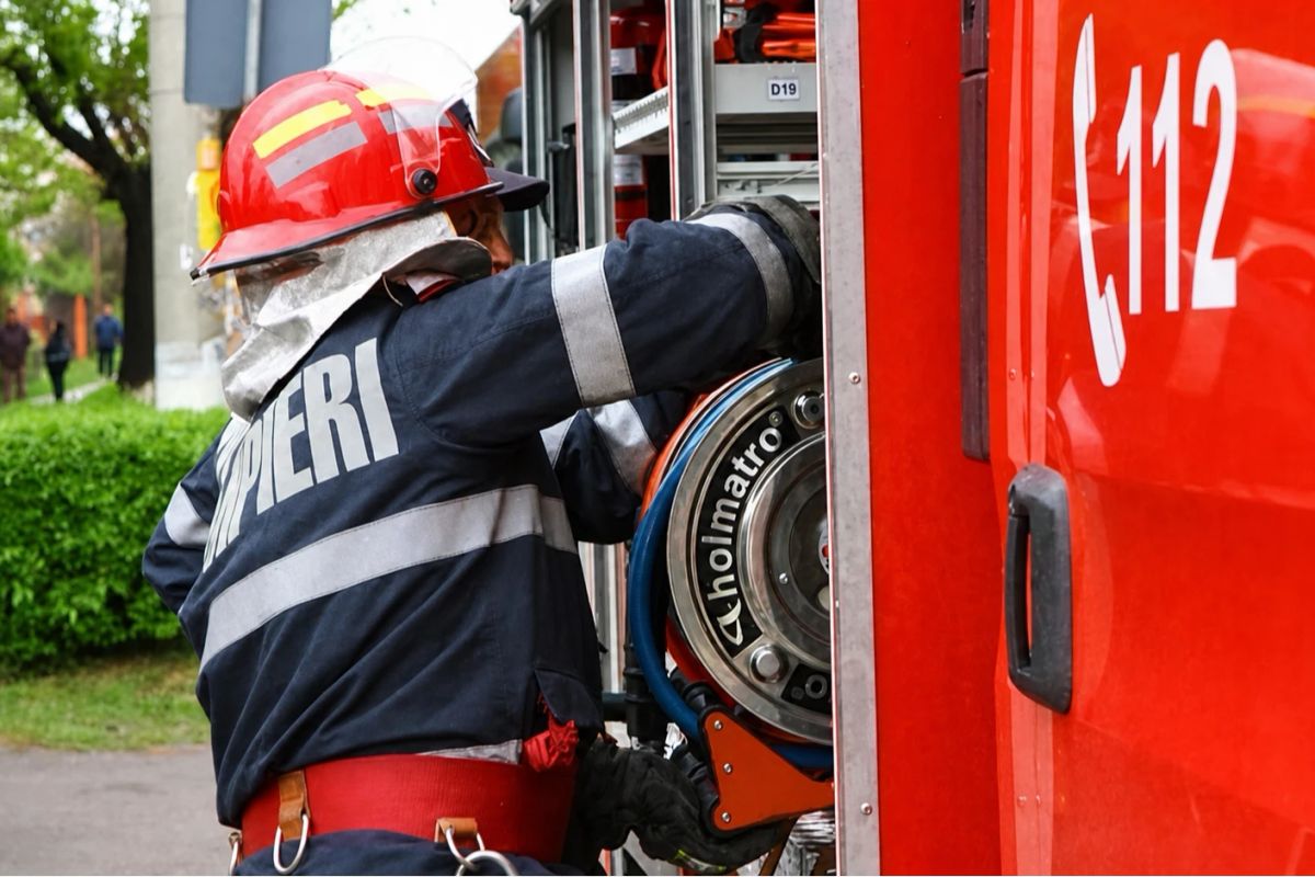 Doi vârstnici s-au răsturnat cu o tricicletă electrică într-un canal plin cu apă. Bărbatul de 75 de ani a fost scos de pompieri
