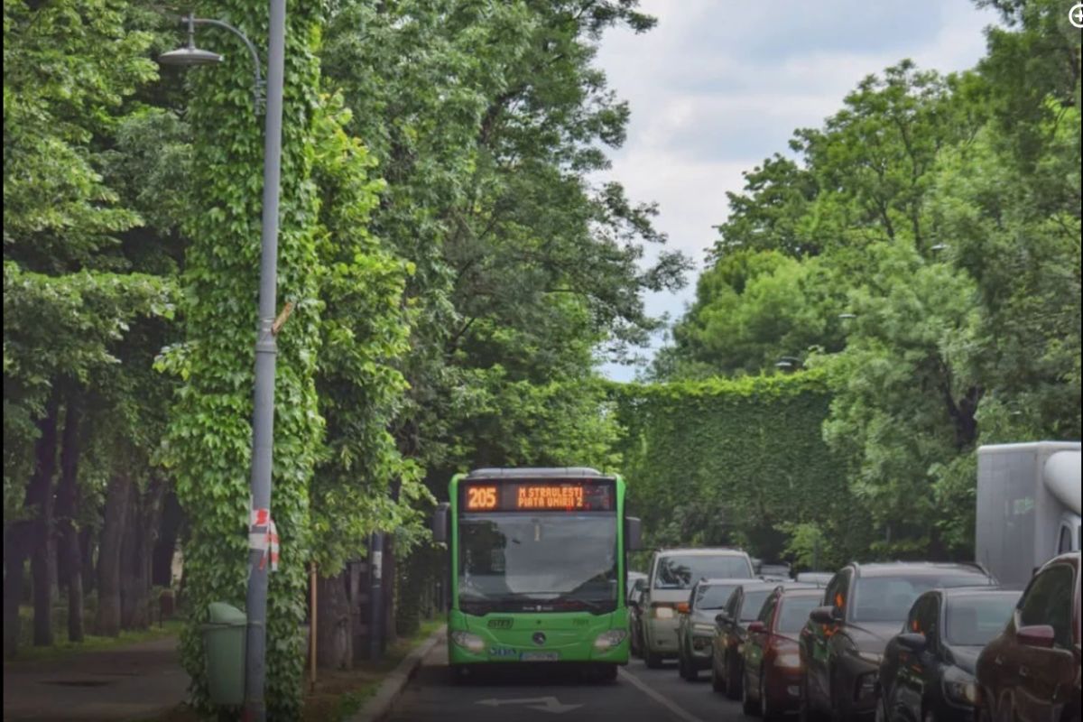 Furturi de carburant din autobuzele STB! Opt șoferi și doi paznici, duși la audieri după percheziții