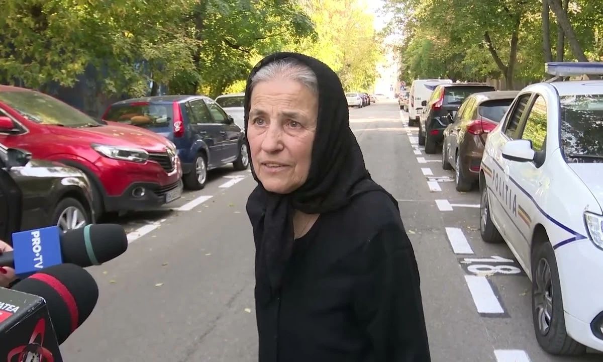 Oamenii din blocul din Rahova își caută bunurile sub dărâmături. „Așa se procedează? Să demolezi și după să chemi proștii să își adune lucrurile?”