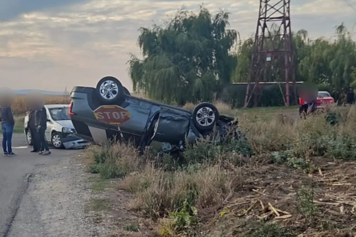 Accident grav în județul Neamț. O mașină s-a răsturnat în afara carosabilului, după ce s-a ciocnit violent cu o alta -FOTO