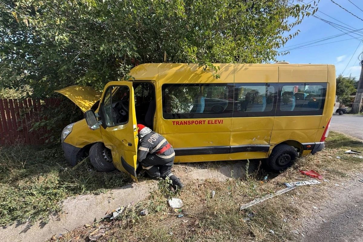 Accident rutier grav în Giurgiu: microbuz plin cu elevi implicat. Un copil de 9 ani care aștepta pe drum a fost spulberat: ulterior a fost preluat de elicopterul SMURD