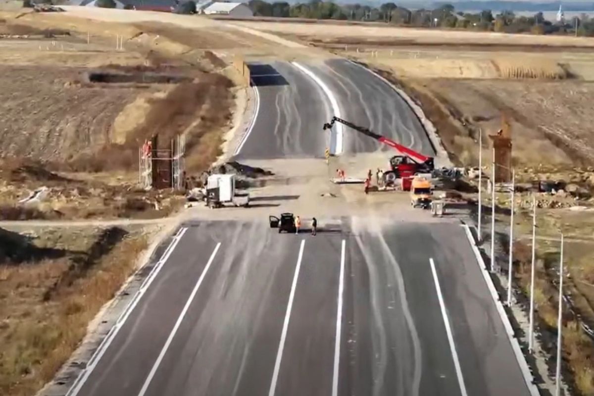 Lucrările pe lotul 3 al Autostrăzii A7 Bacău–Pașcani au depășit stadiul fizic de 55%. Când vor putea circula șoferii pe acest tronson