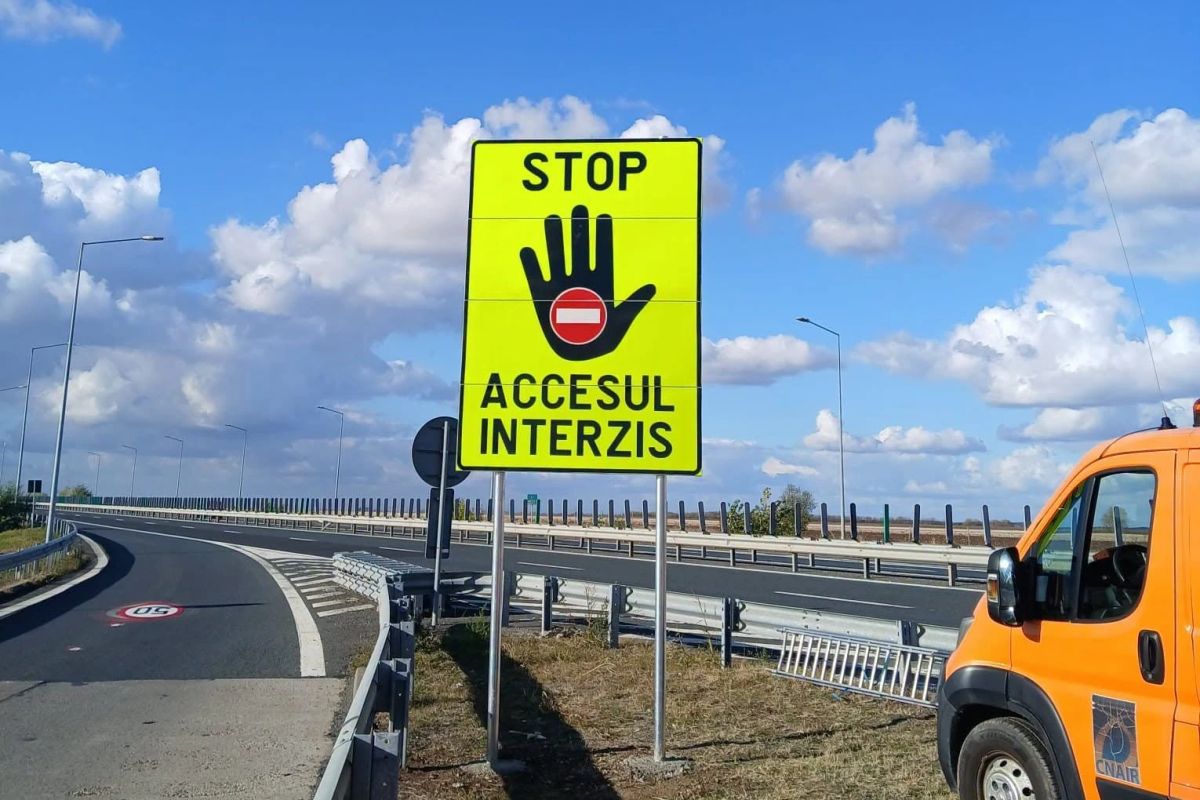 Indicatoare noi pe A1 și A11. Drumarii încearcă să oprească șoferii care intră pe contrasens