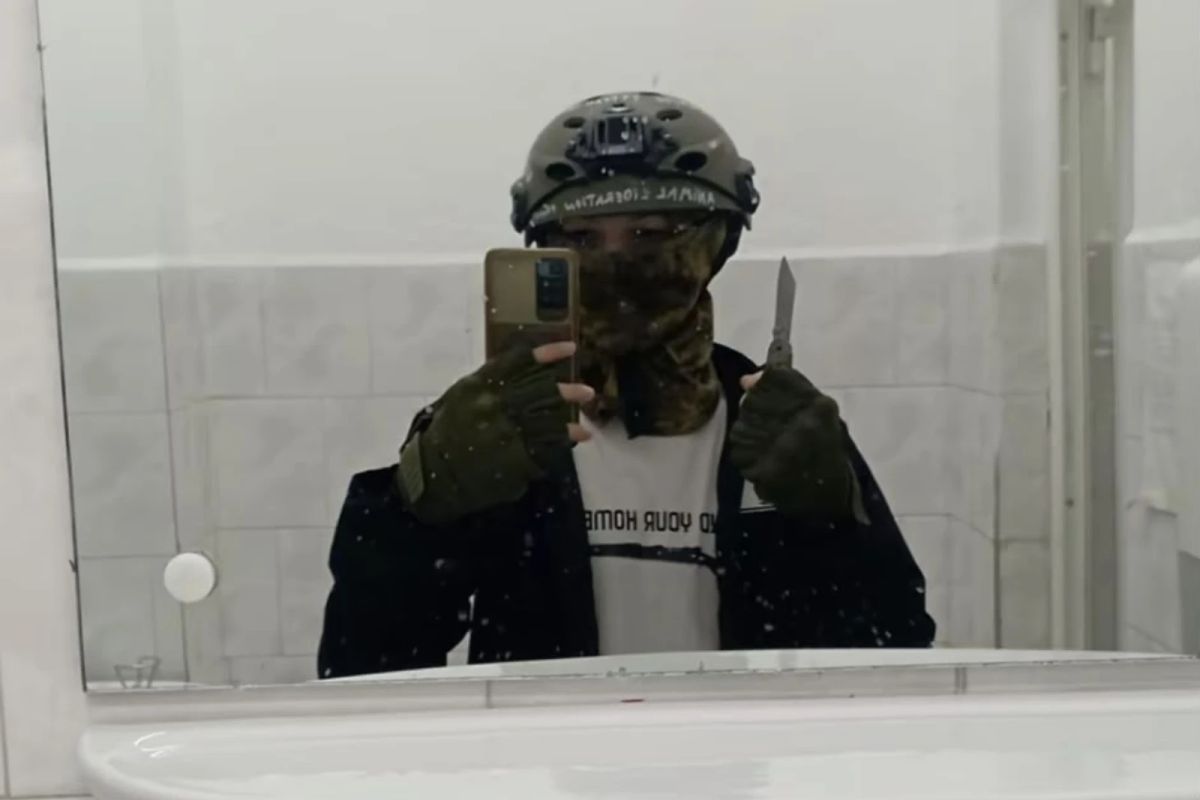 El este elevul din Bistrița care a înjunghiat o profesoară și un coleg. Și-a anunțat atacul pe TikTok, din baia școlii: ”Nu aveți idee cât de periculos sunt!”