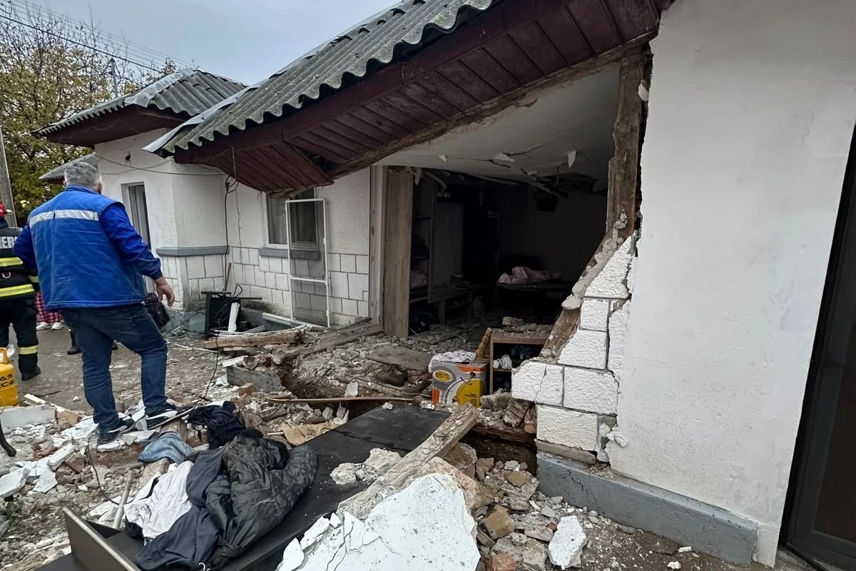 Explozie puternică în Prahova! O casă a fost distrusă pe jumătate, iar un bărbat a fost rănit