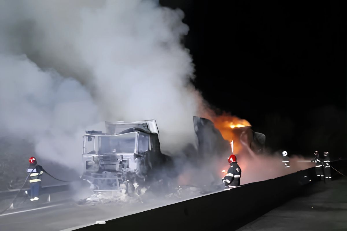Incendiu pe DN 7, în Argeș: autocamion și marfă distruse, trafic blocat