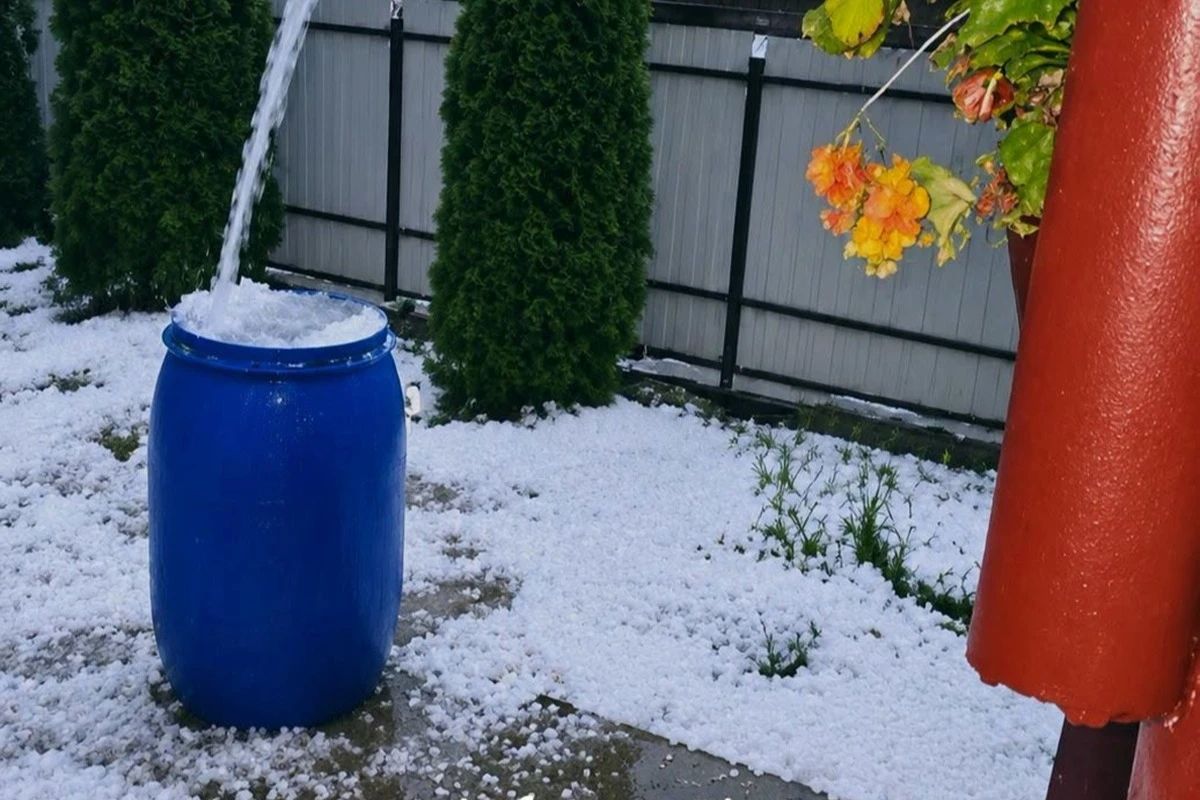 Vremea face ravagii în țară! Grindină la Suceava și copaci prăbușiți pe șosele în Mureș. Vin ploile și frigul