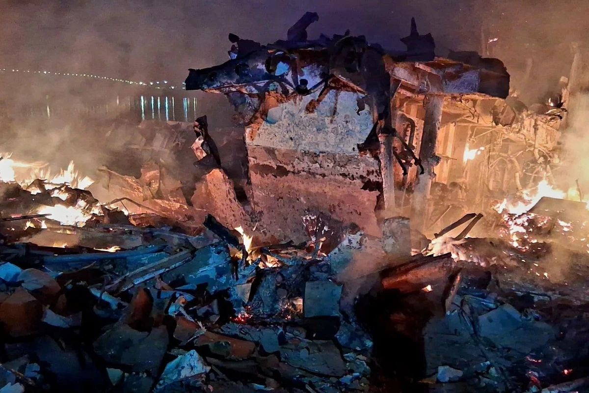 Incendiu uriaș, pe malul Dunării, la Giurgiu. O navă dezafectată a fost cuprinsă de flăcări
