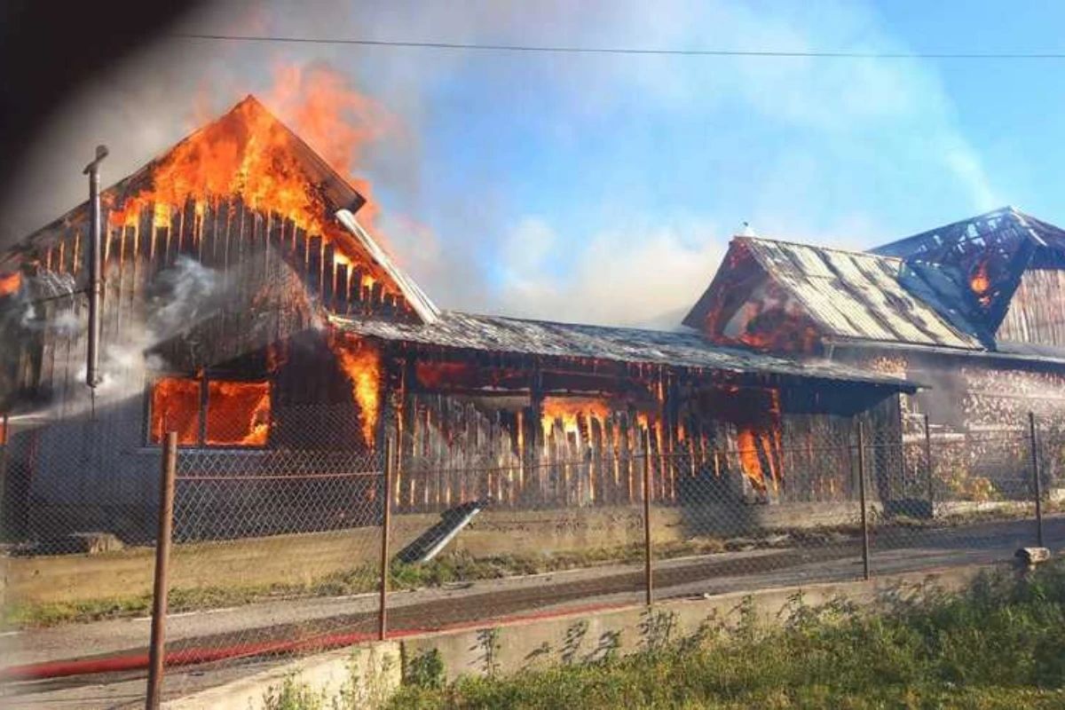 Incendiu puternic în județul Bistrița-Năsăud. Trei anexe gospodărești, cuprinse de flăcări. Pericol pentru o locuință din apropiere