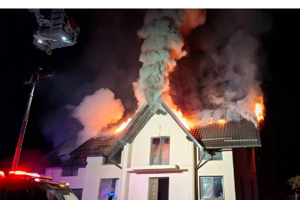Dublă lovitură pentru o familie din Bistrița-Năsăud. O femeie este în stare critică după un accident grav, iar casa i-a luat foc – VIDEO