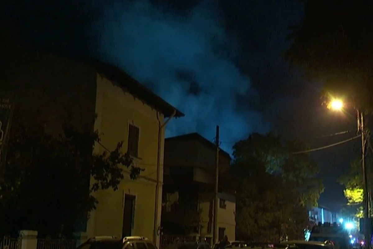 Incendiu puternic într-o vilă din București. O persoană a murit în mansarda cuprinsă de flăcări