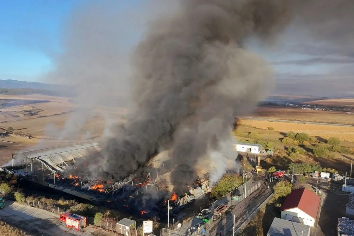 Risc de poluare în Sibiu după incendiul de la stația de sortare a deșeurilor din Rusciori. Calitatea aerului, monitorizată